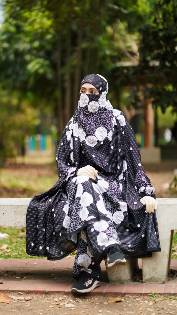 Monochrome Bloom – Plaju Khimar Set